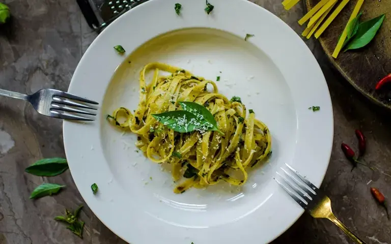 Jakie sery do spaghetti zamiast parmezanu? Odkryj smaczne zamienniki