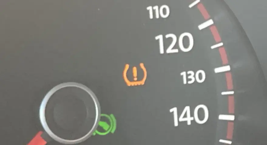 Spia di bassa pressione gomme Polo accesa. Controllare la pressione degli pneumatici per viaggiare in sicurezza.