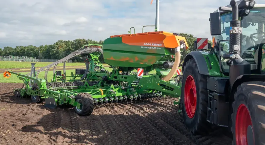 Nowoczesny siewnik Amazone Cirrus 8004-2C z ciągnikiem na polu, przygotowujący ścieżki technologiczne.