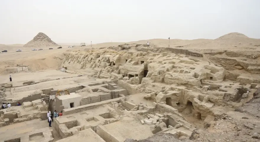 Site de fouilles en Égypte, une découverte archéologique majeure révèle des structures anciennes dans le sable.
