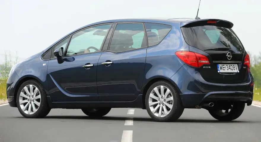 Ciemnoniebieski Opel Meriva B z polskimi tablicami WE 3428V na drodze.
