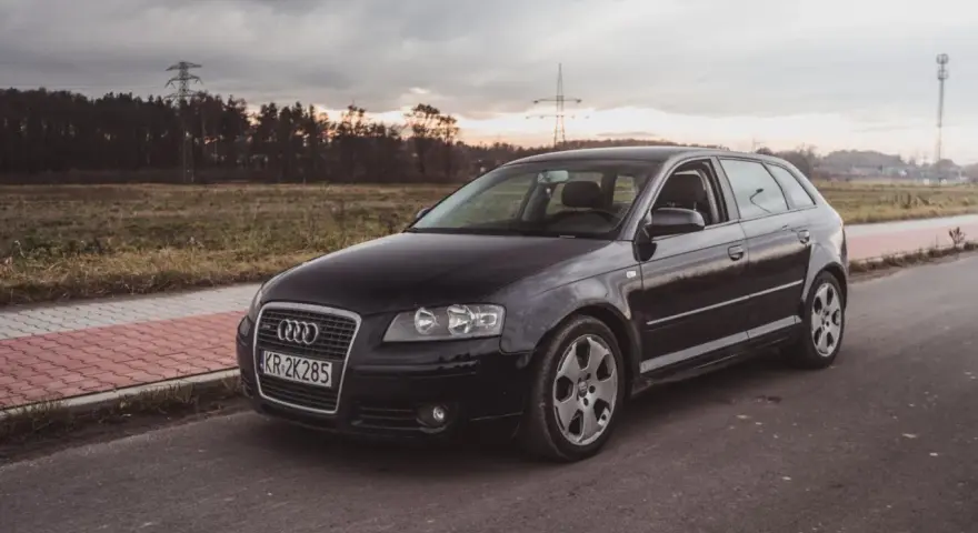 Czarne Audi A3 8P 2.0 TDI na tle zachodzącego słońca. Zastanawiasz się, audi a3 8p 2.0 tdi ile oleju?