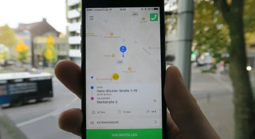 Mit dieser App kann man bequem ein Taxi bestellen und mit PayPal bezahlen. Die Fahrt kostet 14 Euro.