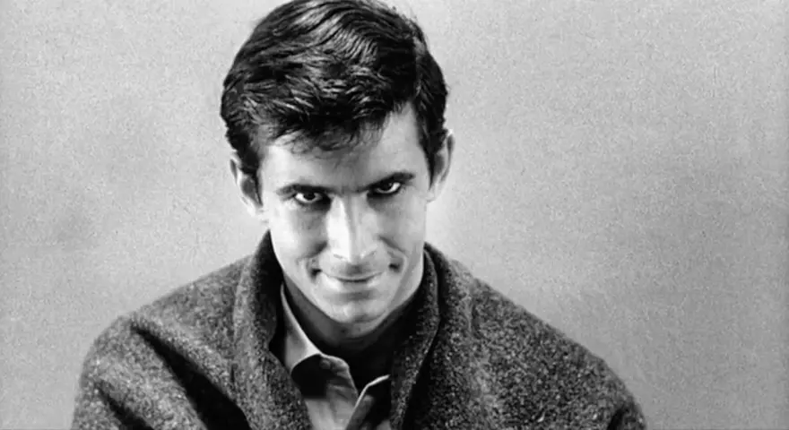 Primo piano di un uomo con un'espressione inquietante, un'icona del cinema psycho di Gus Van Sant.