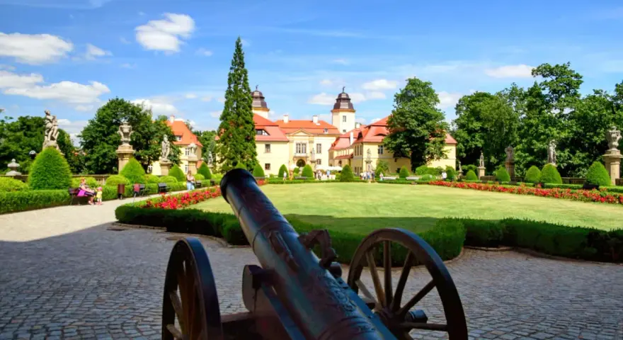 Działo na brukowanym dziedzińcu przed pałacem w Książańskim Parku Krajobrazowym.