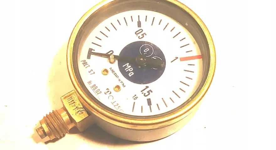 Manometr KFM z tarczą w MPa, wskazówka pokazuje ok. 0.8. Widoczne oznaczenia PRLT S7, Nr 89.02.