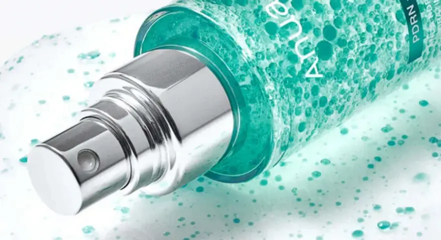 Szklana buteleczka z zielonym serum, widoczny srebrny atomizer. Na opakowaniu widnieje napis "anua niacinamide 10 + txa 4".