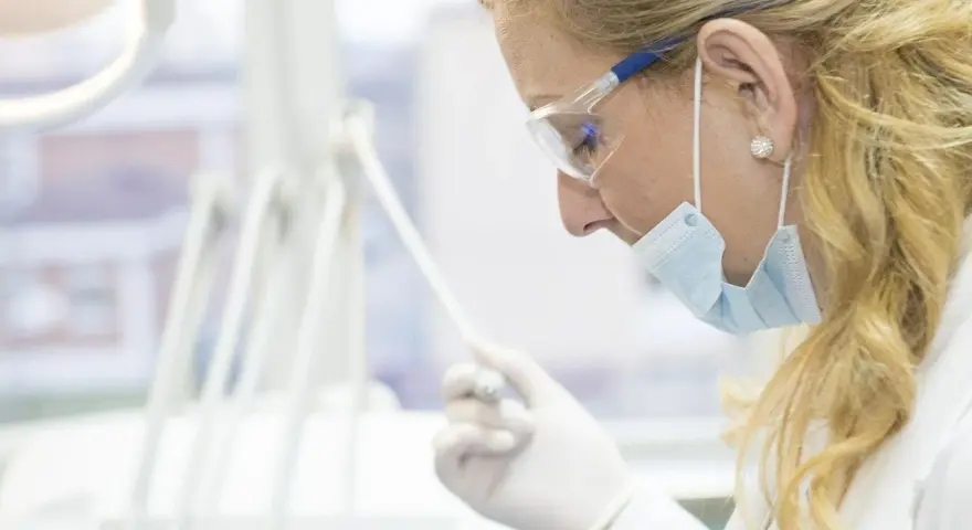 Gdzie wyrwać zęba w Łodzi na NFZ - łatwe i bezpłatne opcje dentystyczne