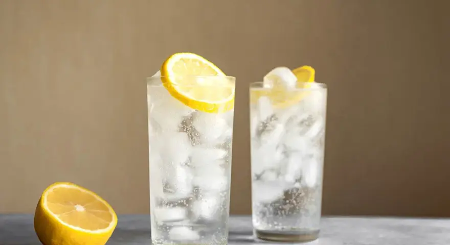 Två glas med is och citron, perfekta för en uppfriskande Tom Collins.