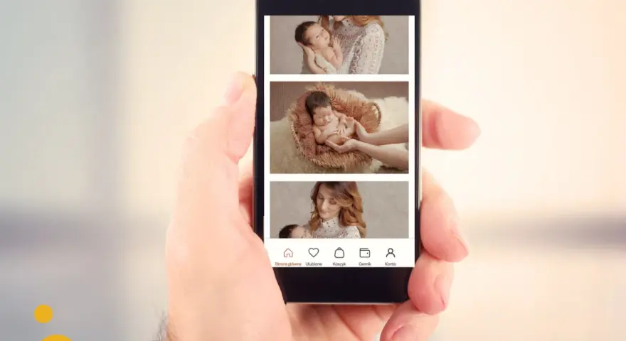 Dłoń trzyma smartfon z galerią zdjęć noworodków. Dowiedz się, jak utworzyć link ze zdjęciami, przeglądając te urocze fotografie.