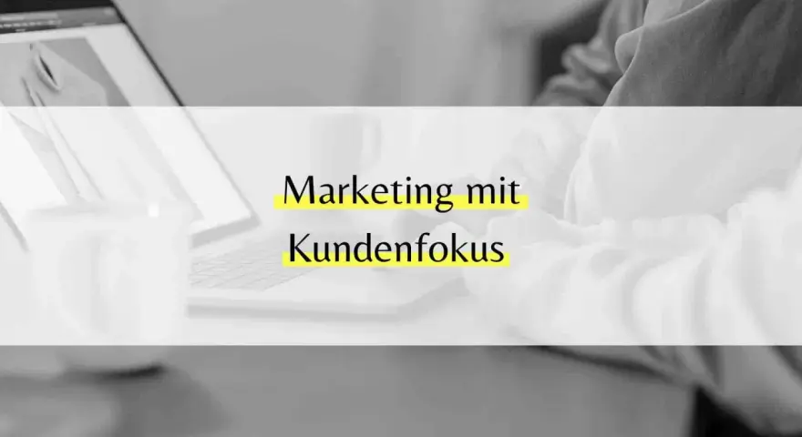 Marketing mit Kundenfokus: Eine Person arbeitet am Laptop, um die Bedürfnisse der Kunden zu verstehen und maßgeschneiderte Lösungen zu entwickeln.