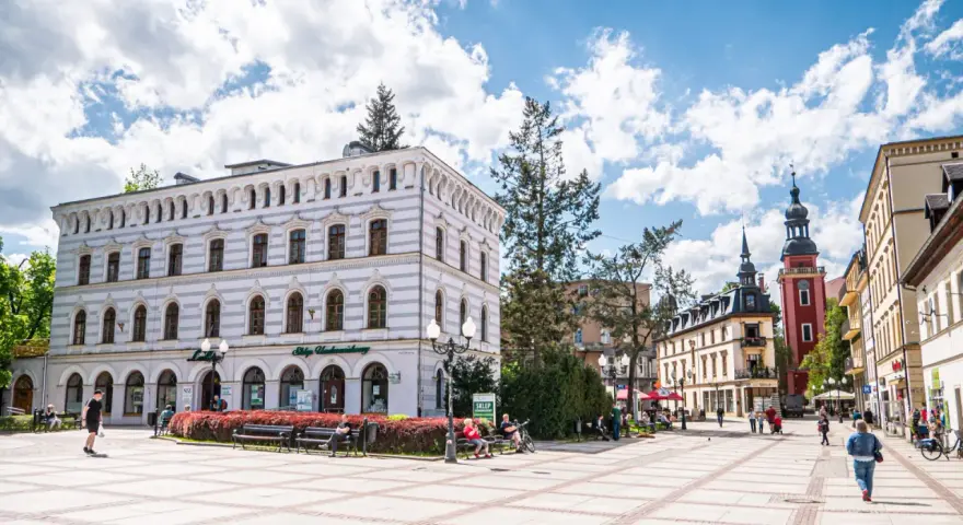 Rynek w Jeleniej Górze, z pięknymi kamienicami i wieżami, zaprasza do odkrywania jego atrakcji.