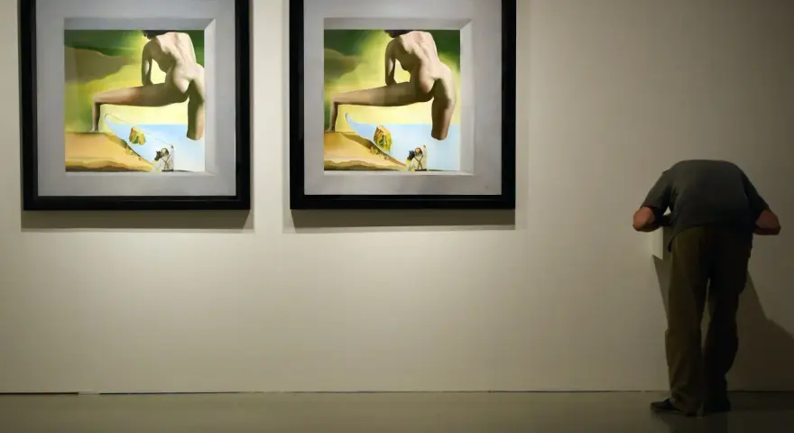 Deux tableaux surréalistes de style dali gala, avec une figure humaine penchée, observant une œuvre.