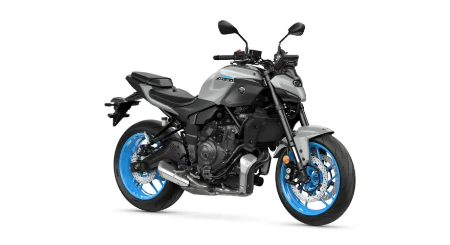 Szary motocykl Yamaha MT-07 z niebieskimi felgami. Poznaj jego yamaha mt-07 dane techniczne i poczuj moc!