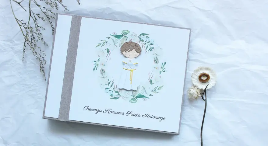 Urocza kartka na Komunię dla chłopca z postacią w wianku. Idealny pomysł na prezent z tej okazji.