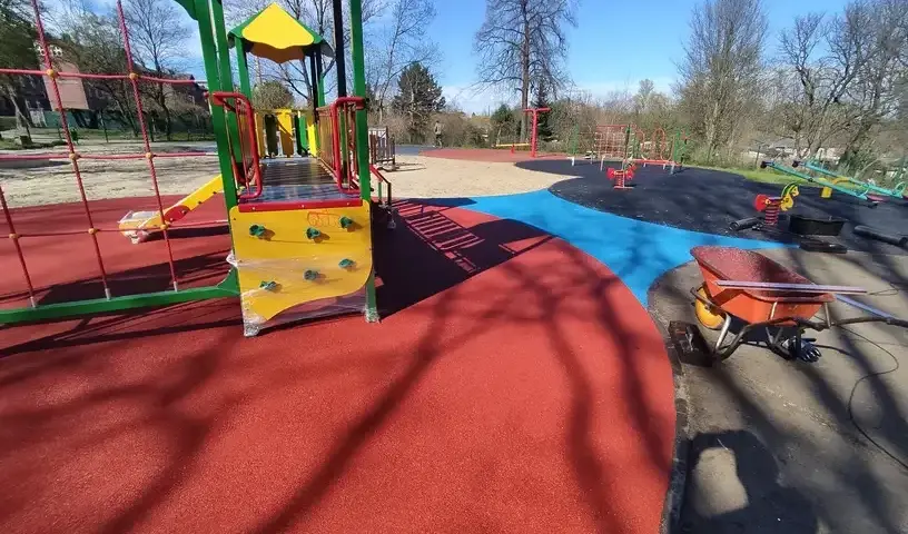 Bezpieczne nawierzchnie pod plac zabaw - co wybrać, aby uniknąć urazów?