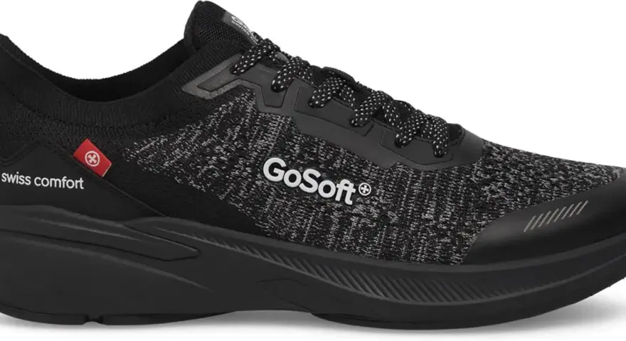 Czarny but sportowy z napisem "GoSoft" i "swiss comfort". Firma GoSoft Swiss Comfort tworzy wygodne obuwie.
