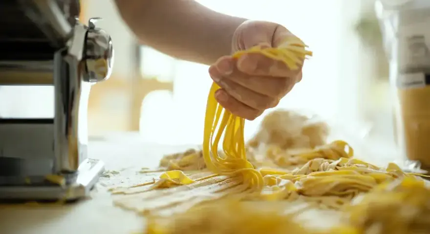 Ręcznie robiony makaron, jak u babci, powstaje dzięki maszynce. Pyszny przepis na domowy makaron.