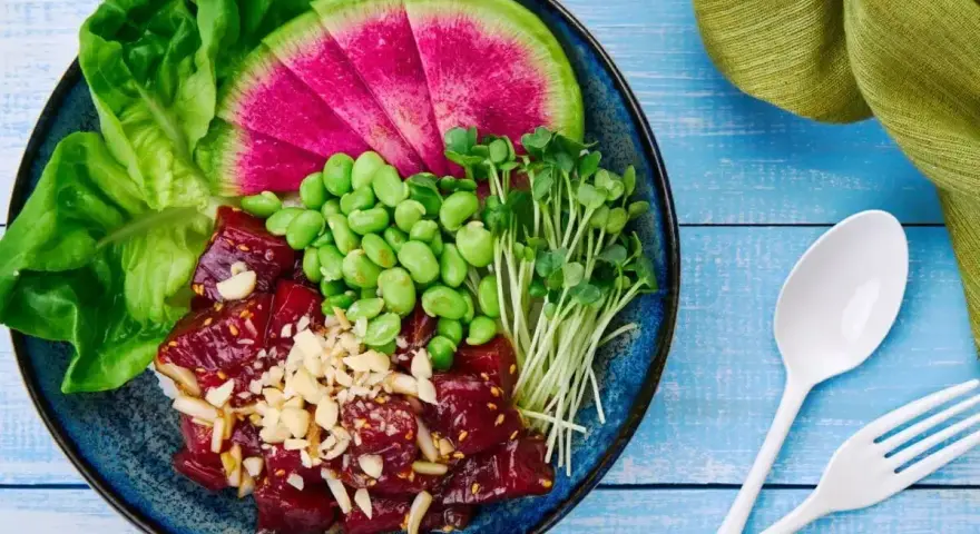Kolorowe poke bowls z tuńczykiem, edamame, rzodkiewką i kiełkami. Pyszne i zdrowe danie.
