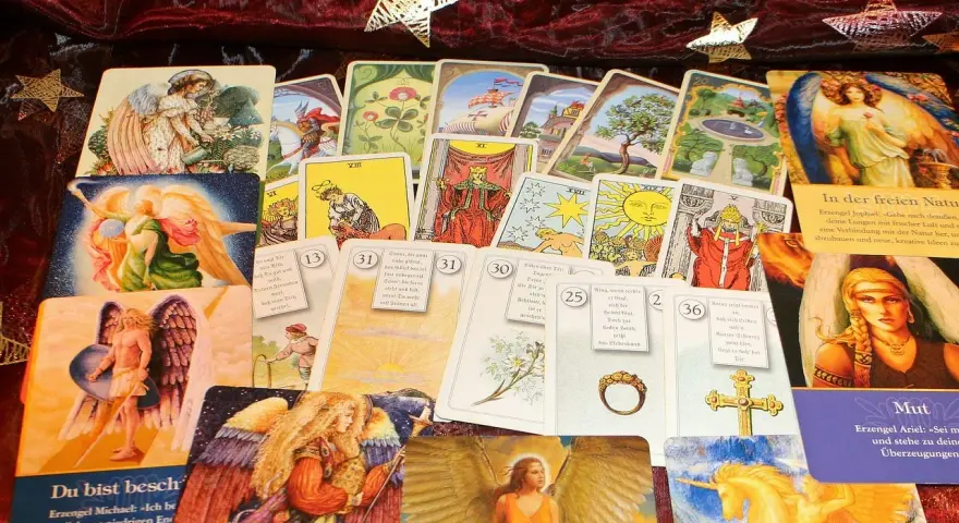 Tarot y oráculo: cartas con ángeles y símbolos místicos. Una guía visual para la diferencia entre oráculo y tarot.