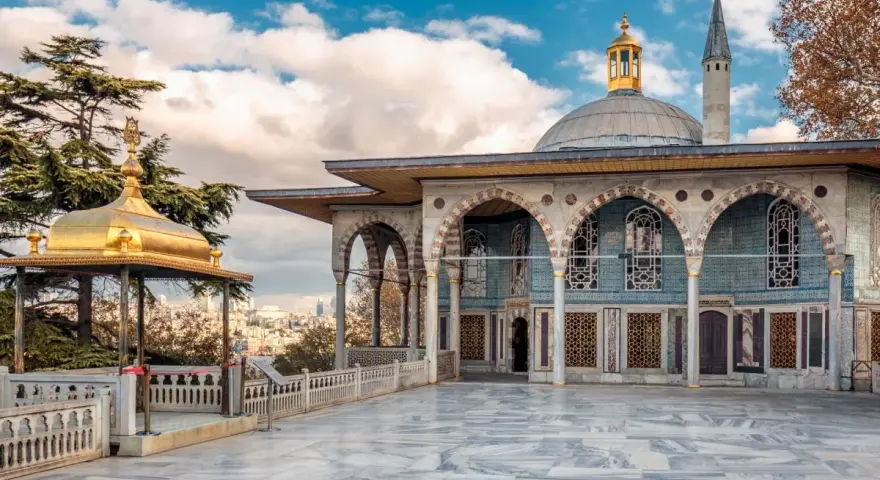 Złota altana i pałac z mozaikami, widok na Stambuł. W tle widać minaret, przypominający o bogatej historii Hagia Sophia.
