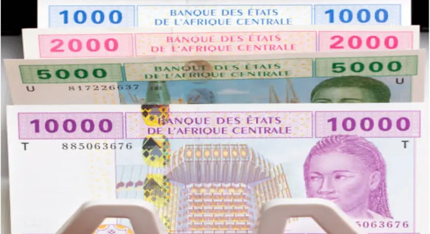 Stos banknotów: 1000, 2000, 5000 i 10000 franków CFA. To waluta używana w krajach takich jak Senegal.
