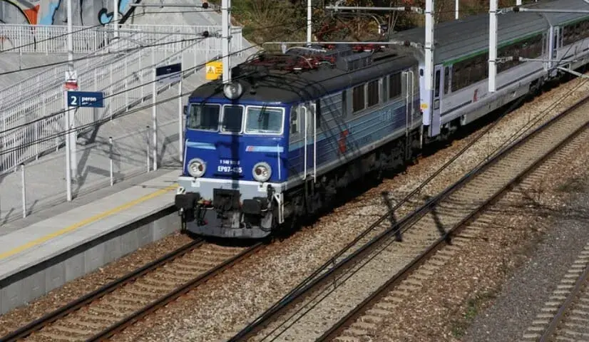 Z jaką prędkością jedzie pociąg? Sprawdź aktualne dane i różnice