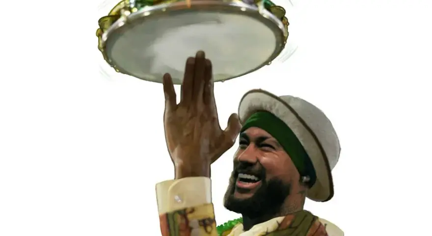 Hombre sonriente con pandereta, celebrando la cultura de Brasil.