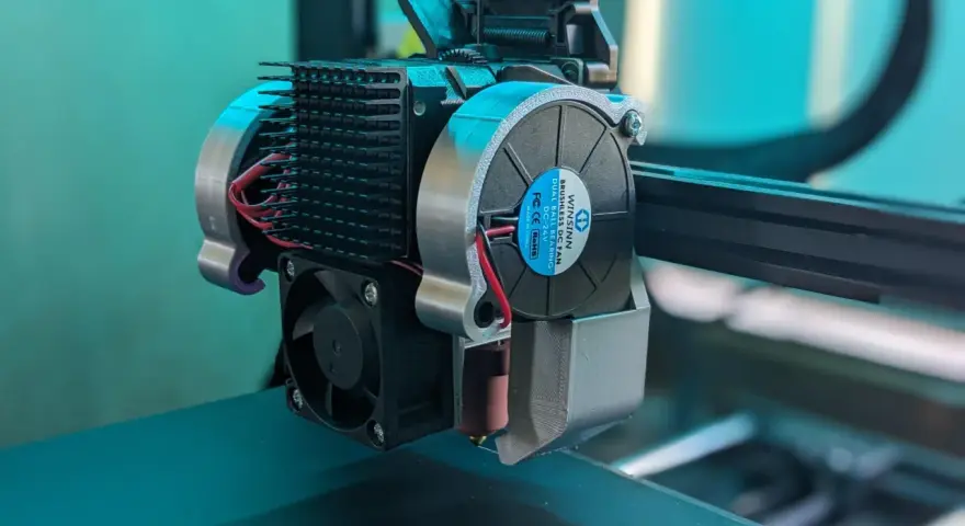 Ulepszony ekstruder drukarki Ender 3 z nowym wentylatorem i radiatorem. Drobne ender 3 modyfikacje dla lepszego chłodzenia.