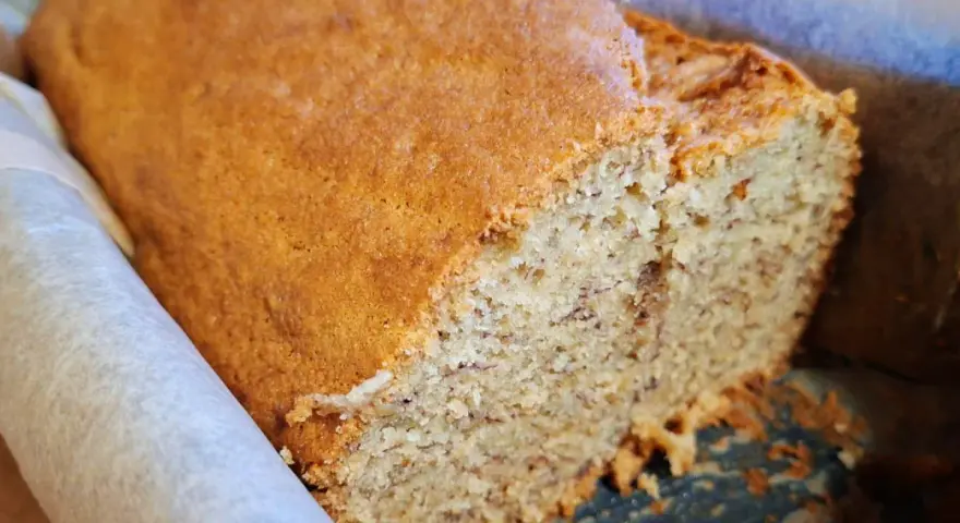 Wilgotne ciasto bananowe, które zawsze się udaje, z widocznymi kawałkami banana w środku. Idealne na podwieczorek.
