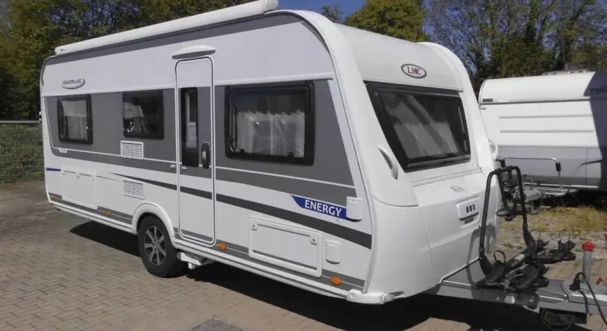 Nowy lmc caravan "Energy" gotowy na wakacje. Biało-szary, z bagażnikiem na rowery.