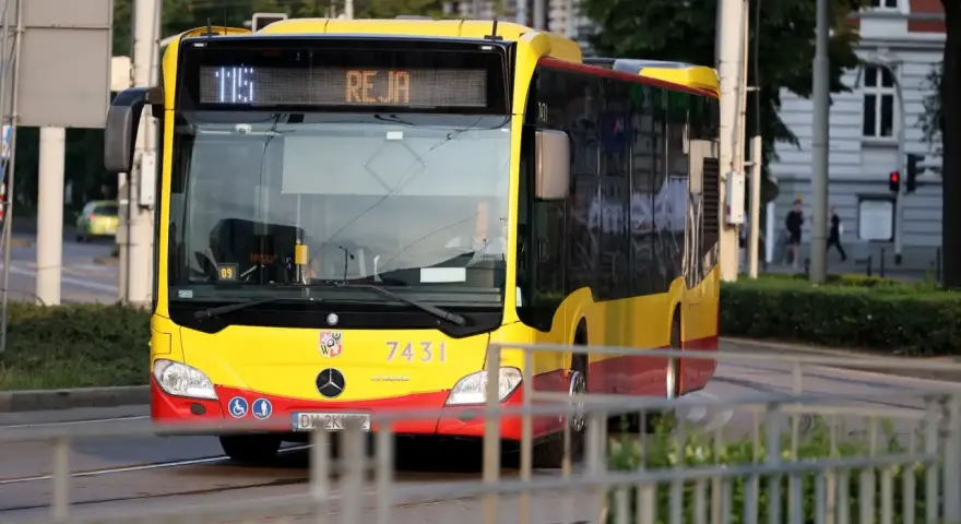 Ile naprawdę zarabia kierowca autokaru w Polsce? Pełna analiza.