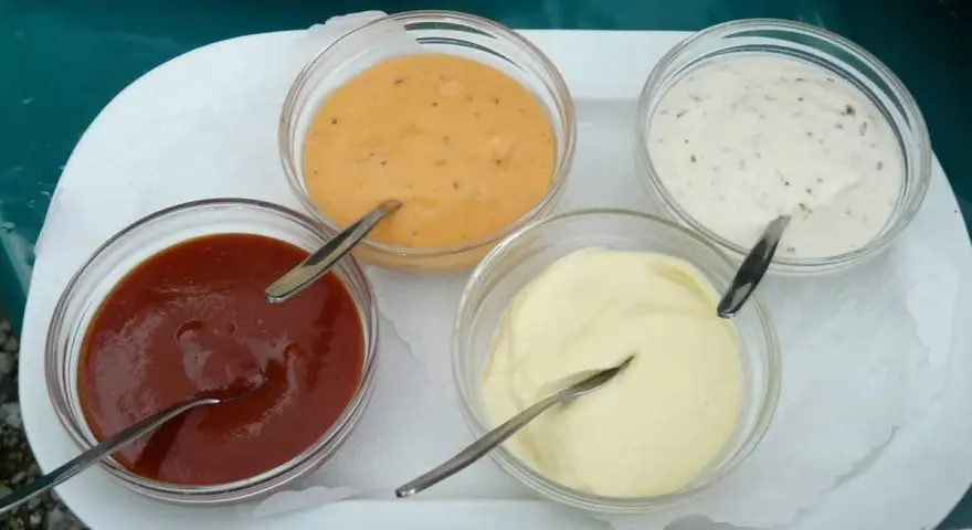 Prosty sos do burgera: majonez i musztarda. Zrób go w 2 minuty!
