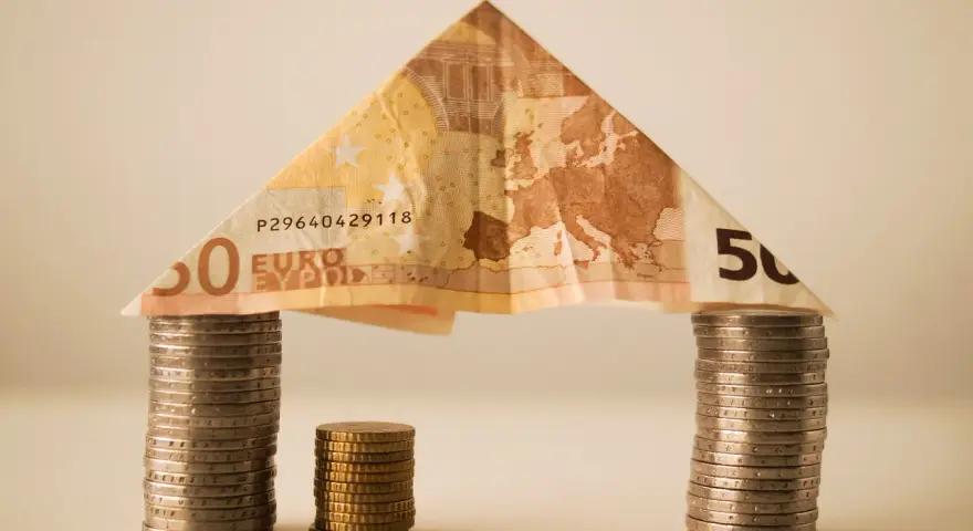 Dom z banknotu 50 euro i monet. Symbolizuje, kiedy umowa pożyczki jest nieważna, a pieniądze mogą się rozpłynąć.