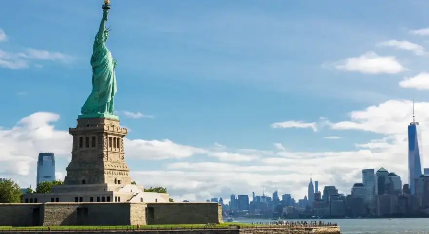 Statua Wolności i panorama Nowego Jorku. Chcesz wiedzieć, jak zaadresować list do USA?