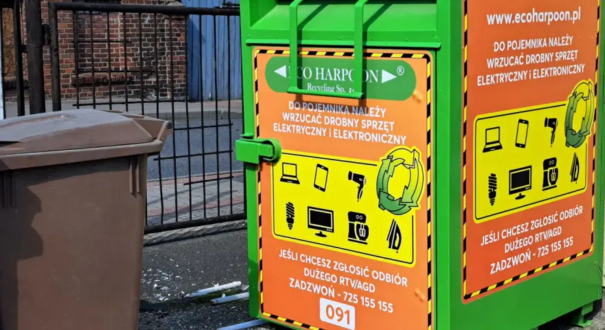 Zielony kontener na elektrośmieci, gdzie wrzucamy drobny sprzęt RTV/AGD. Dowiedz się, co to są elektrośmieci i jak je segregować.