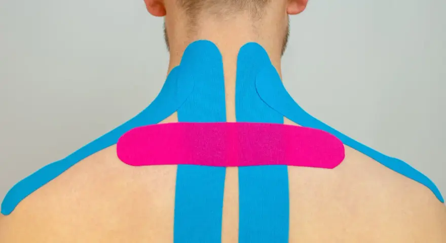 Nacken tapen bei Verspannungen: Blaues und pinkes Kinesio-Tape zur Linderung von Nackenschmerzen und Verspannungen.