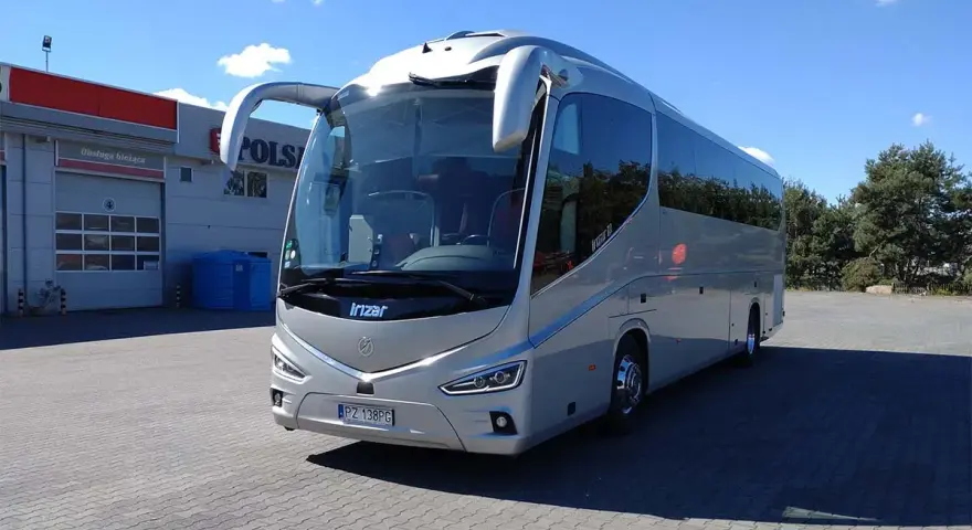 Nowoczesny autokar Irizar gotowy na podróż. Sprawdź, jaka będzie wynajem autokaru cena dla Twojej wycieczki!