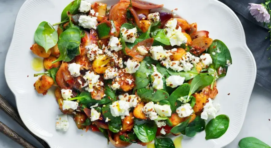 En härlig sallad med gnocchi, grönsaker och fetaost. Ett perfekt middagstips helg för en smakrik och enkel måltid.