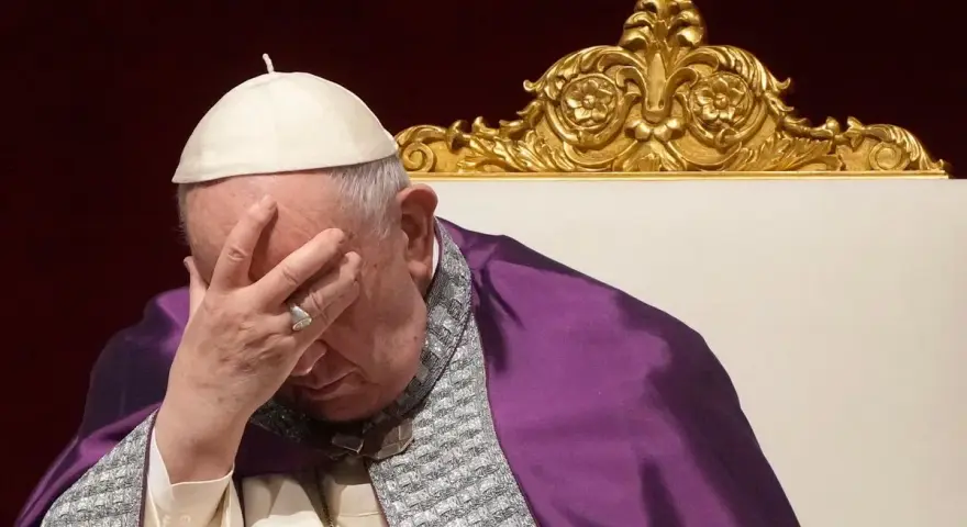 Papst Franziskus mit der Hand im Gesicht, nachdenklich über die Folgen eines Kirchenaustritts.