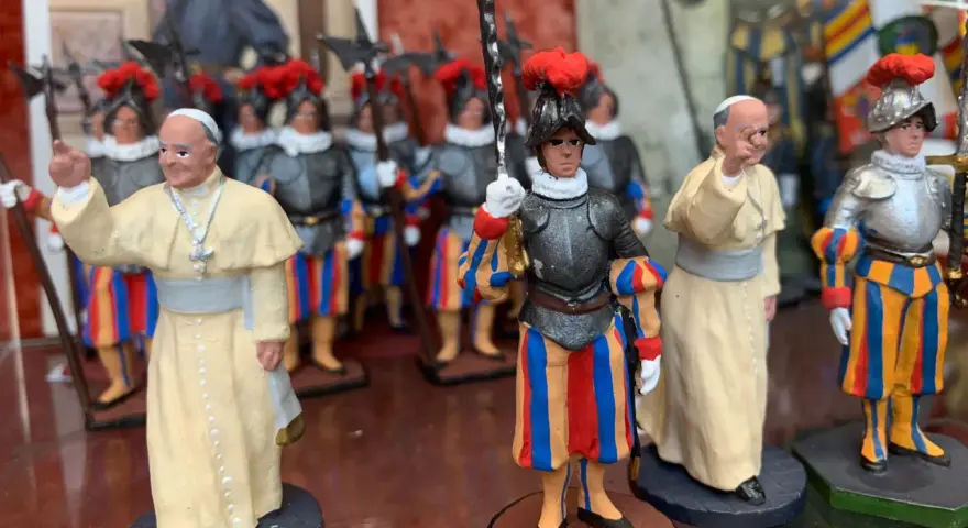 Figurki papieży i Gwardii Szwajcarskiej. Idealne pamiątki, jeśli zastanawiasz się, co kupić w Rzymie.