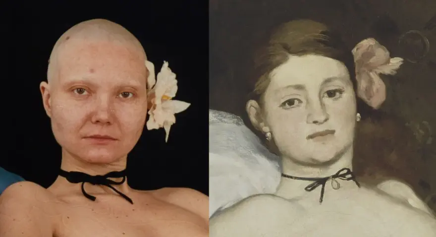 Dwie kobiety, jedna łysa z kwiatem we włosach, druga na obrazie inspirowanym Olimpia Manet.