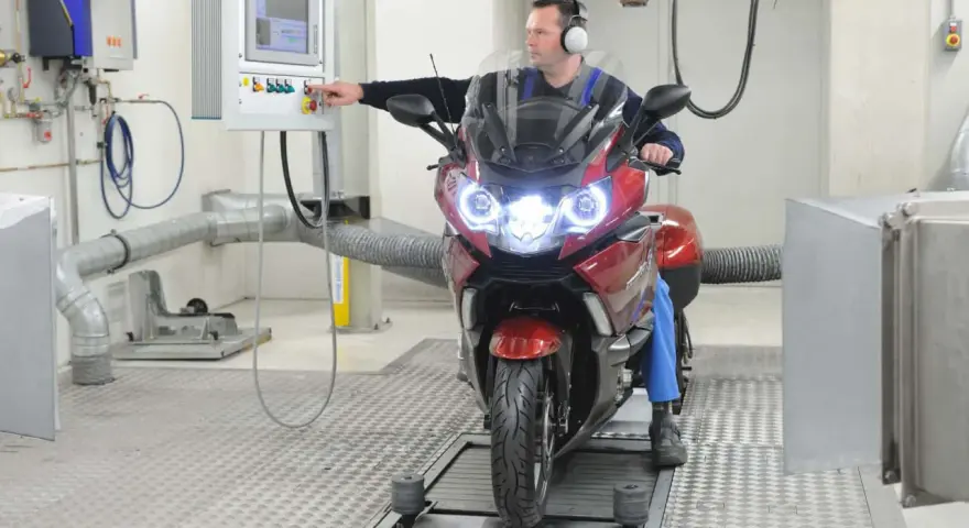 Mechanik sprawdza motocykl na hamowni. Dowiedz się, ile kosztuje przegląd motocykla i jakie są jego etapy.