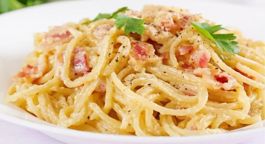 Pyszne spaghetti carbonara z boczkiem i parmezanem, idealne na szybki obiad. Oto prosty przepis!