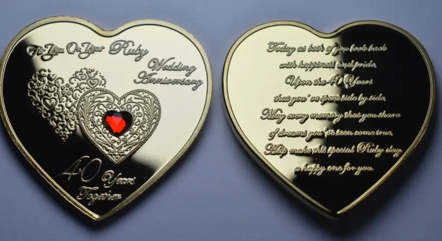 Złote serce z rubinem, upamiętniające 40 rocznicę ślubu. Na awersie ozdobne serca i napis "40 Years Together".