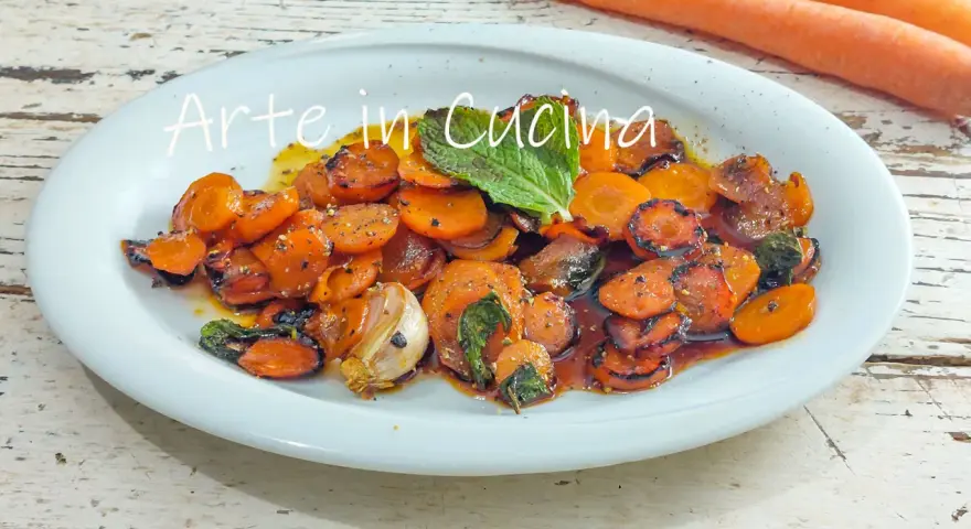Carote in agrodolce, caramellate e speziate, con aglio e menta fresca, un'esplosione di sapori.