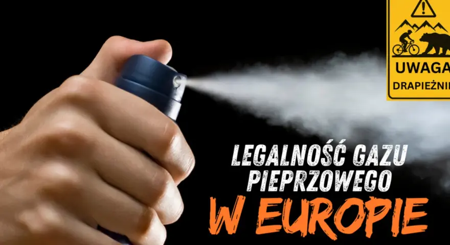 Dłoń trzymająca puszkę gazu pieprzowego, z której wydobywa się biała mgiełka.