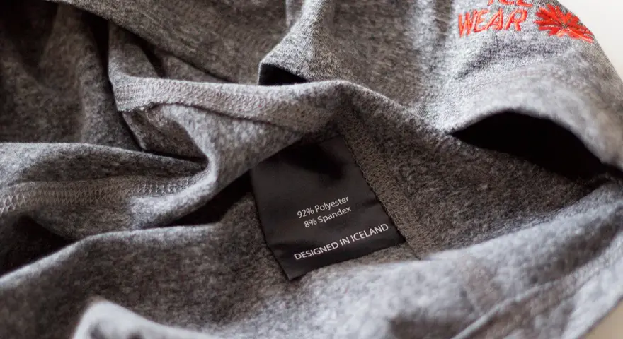 Szara koszulka z poliestru i spandexu, z haftem "ICE WEAR". Idealna na chłodne dni, zapewnia komfort i trwałość.