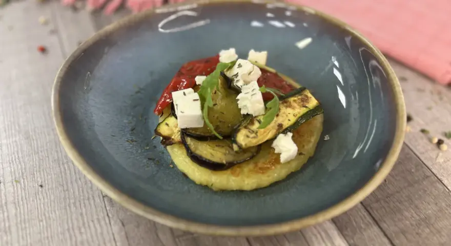 Gegrilltes Gemüse mit veganem Feta auf einem Kartoffelboden – ein köstliches Gericht für veganes Grillen.