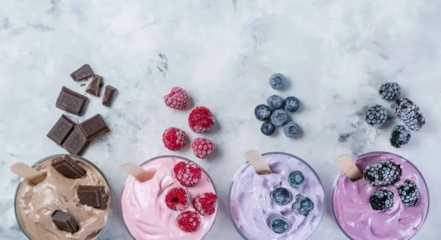 Vier Gläser mit leckerem Nicecream: Schoko, Himbeer, Blaubeer und Brombeer. Perfekt für heiße Tage!